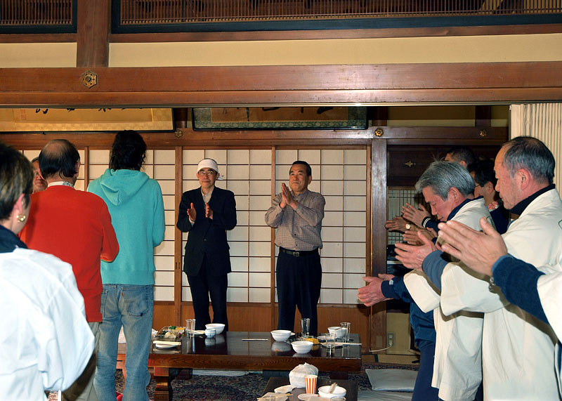 筆者の音頭で三本締め