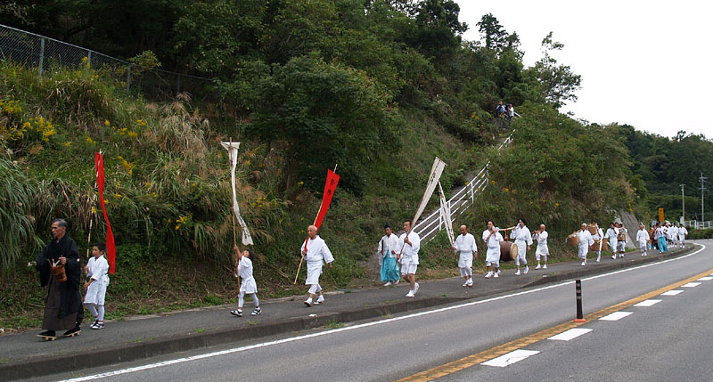 神社に向かう氏子と神職たちの行列