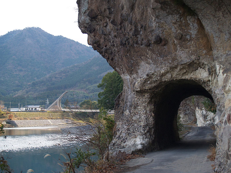 駅館川と岩をくり抜いたトンネル