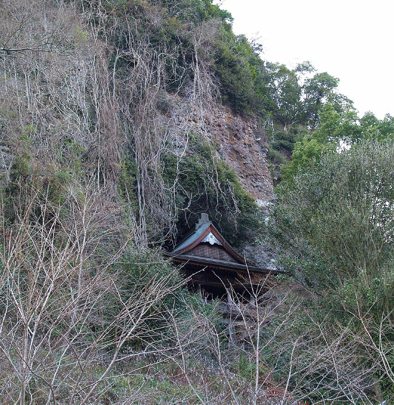 百間岩の中腹に建つ鷹栖観音堂