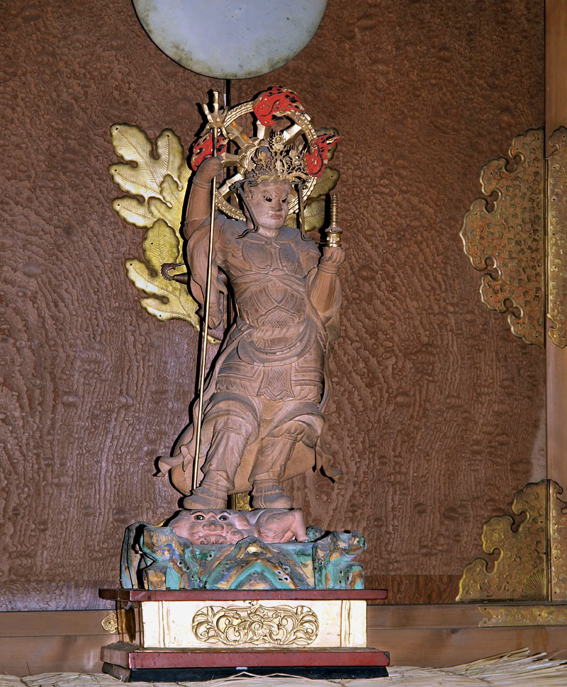 祭壇中央の毘沙門天像