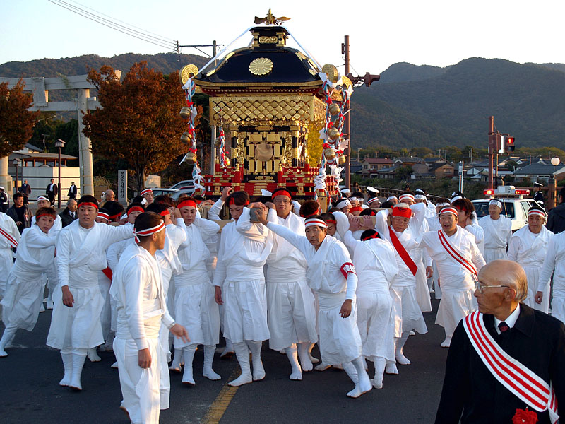 陸組による神輿の宮出し