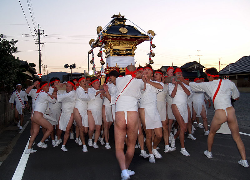 町内を練り渡る若宮神輿