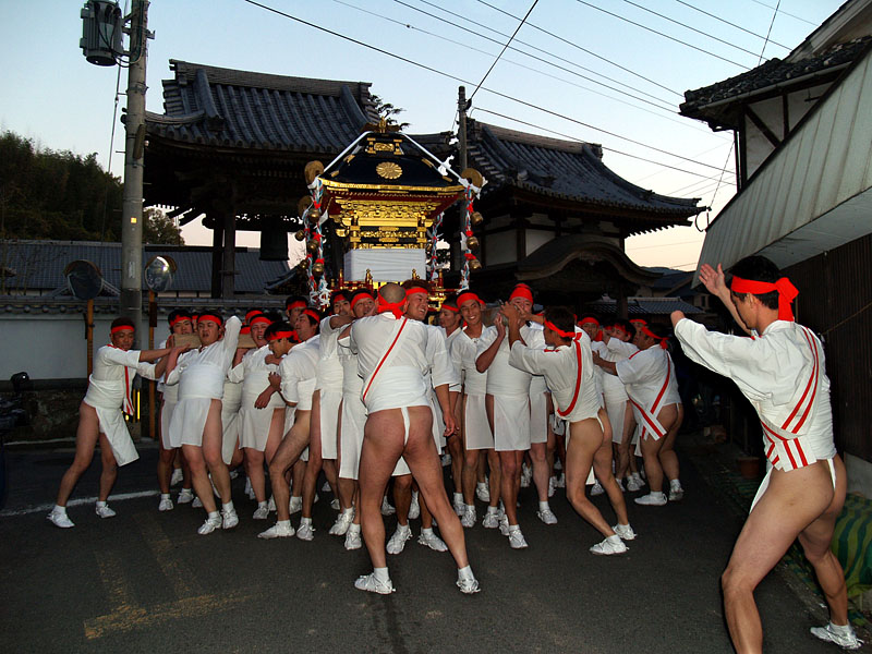 高圓寺前を渡る川組神輿
