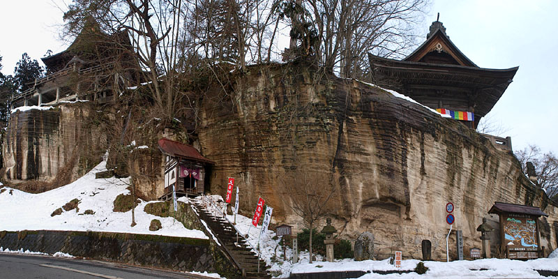 崖の上に建つ圓蔵寺