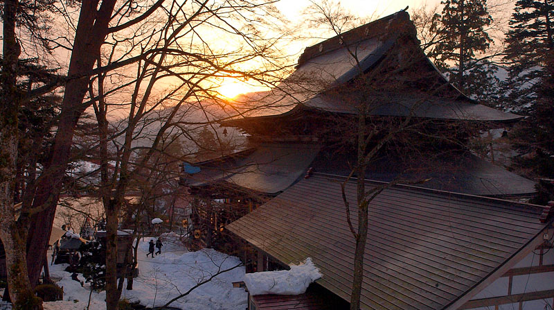 夕日の圓蔵寺本堂