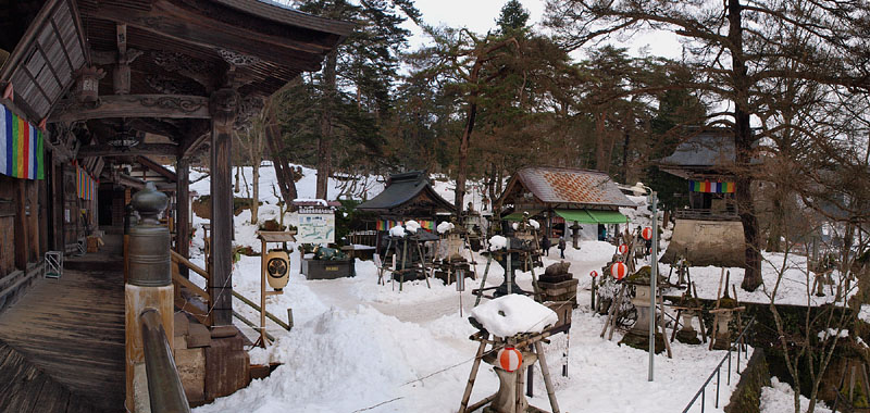本堂と雪深い前庭