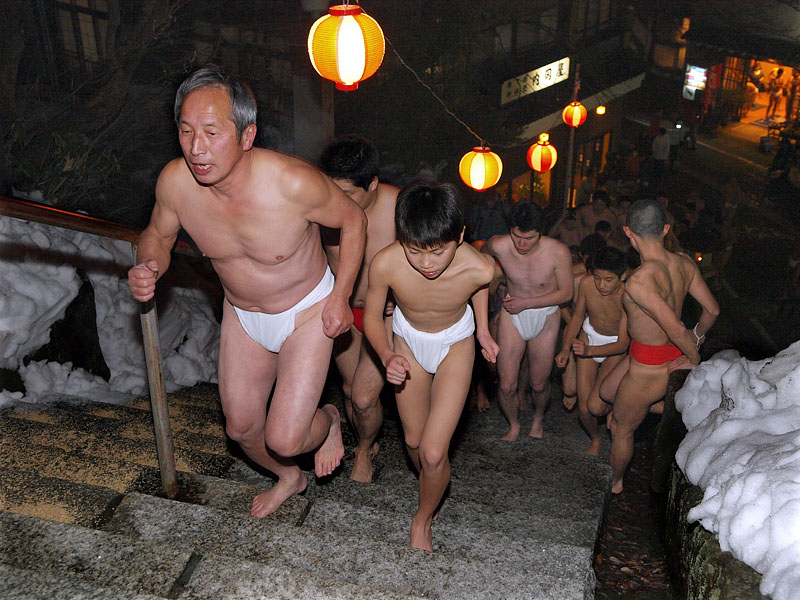 一番乗りした町民センターの裸男たち