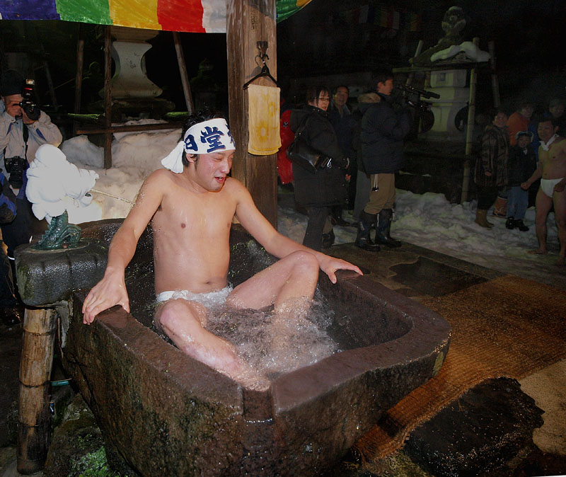 手水鉢に浸かる!