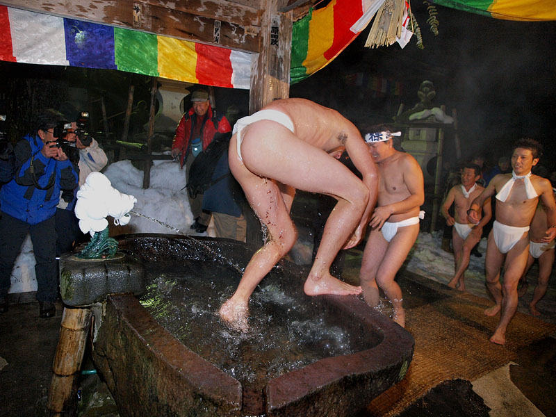 次々にやってくる裸男たち