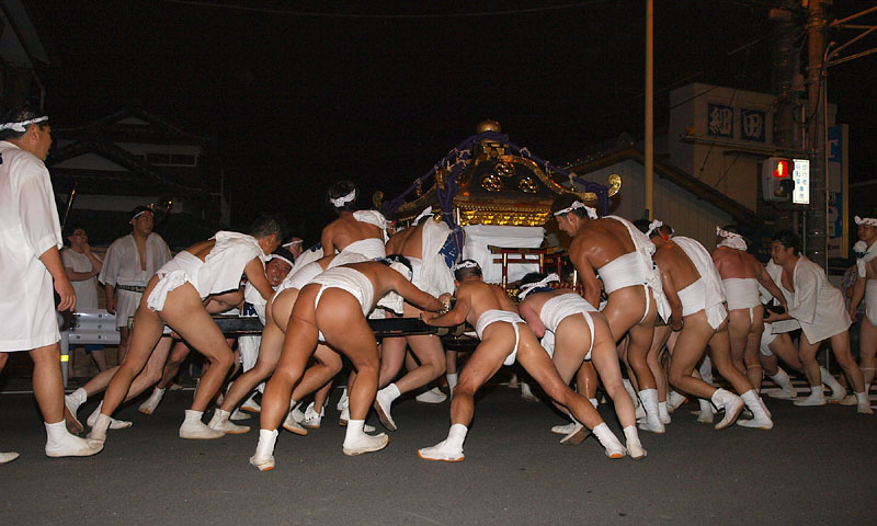 地を這うはだか神輿