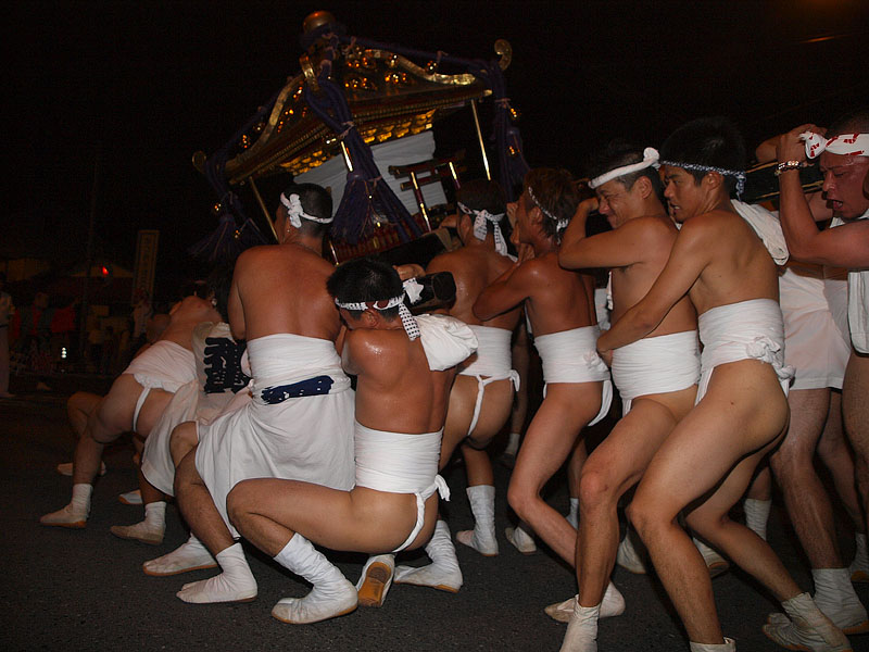 荒神輿を必至に支える男たち