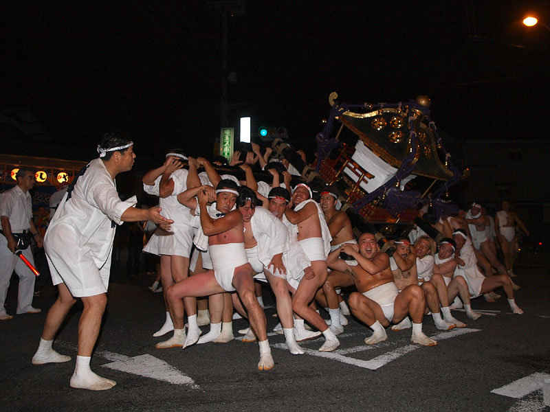 股を割って踏ん張る荒神輿