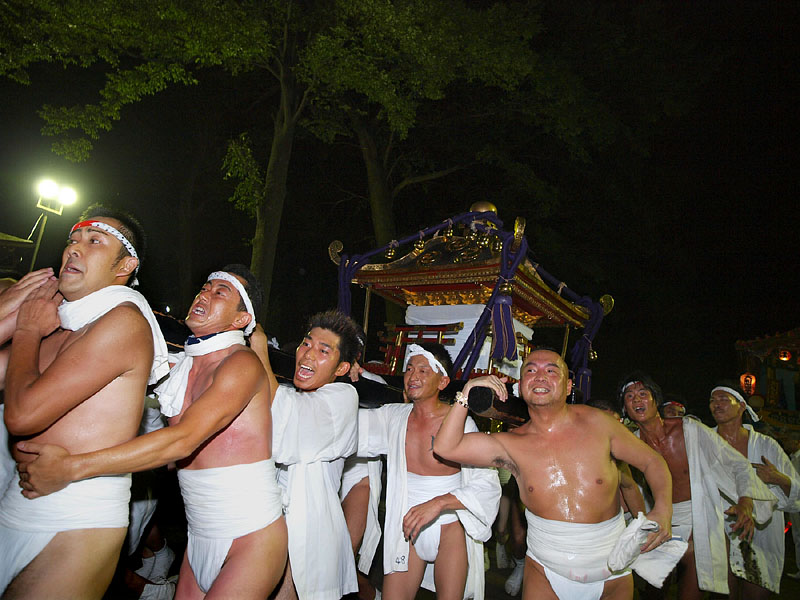 境内を疾走する勇壮な神輿走り