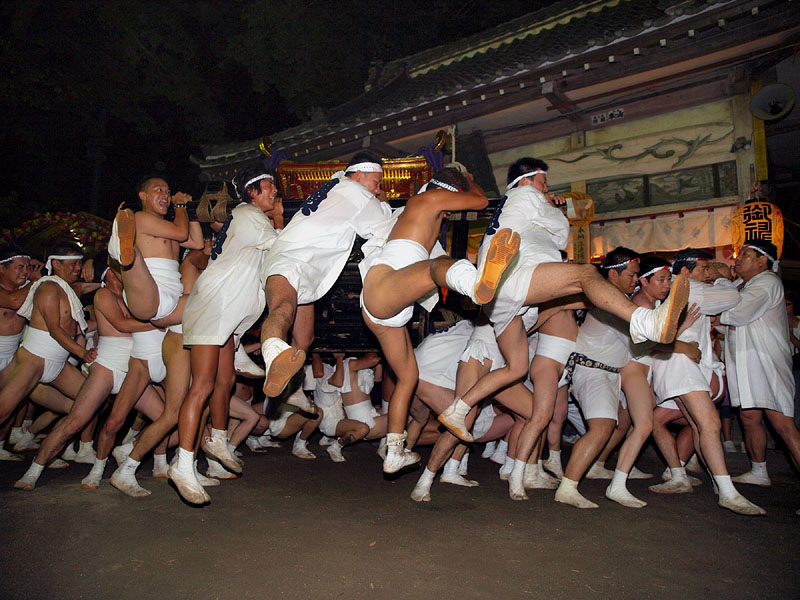 拝殿前で大ジャンプ!