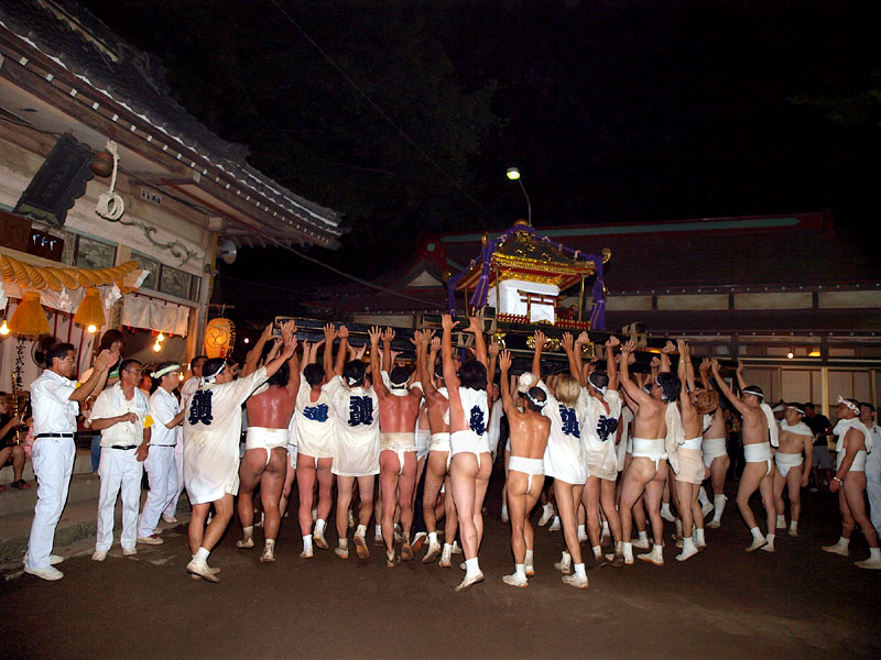 拝殿前の神輿差し