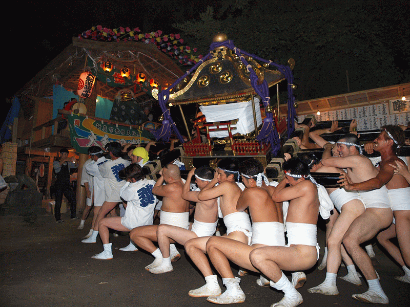 大和田囃子の前で神輿揉み