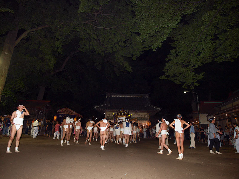 拝殿に向かう神輿