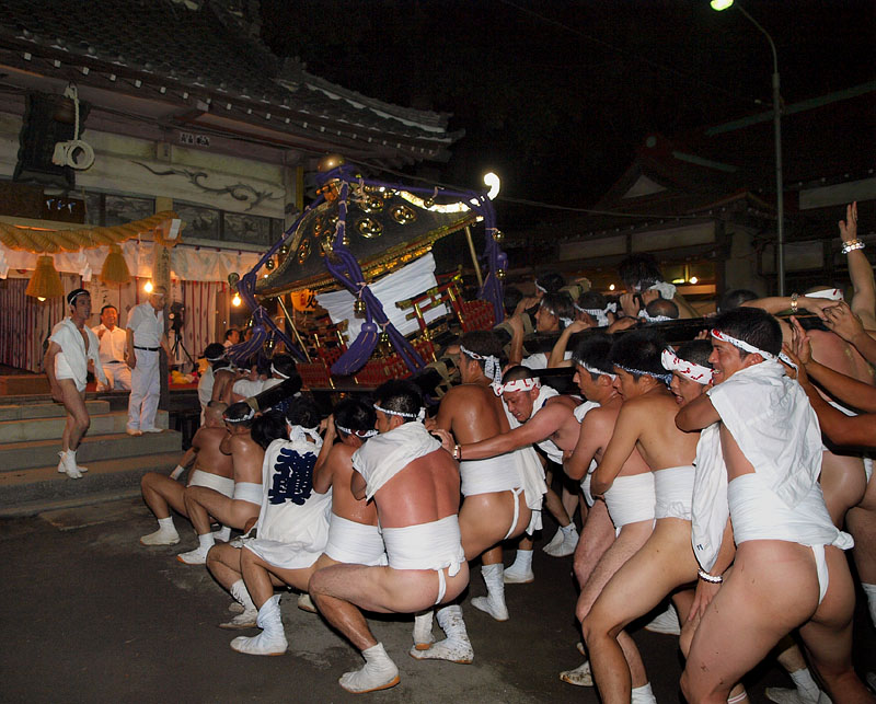 拝殿前の神輿揉み