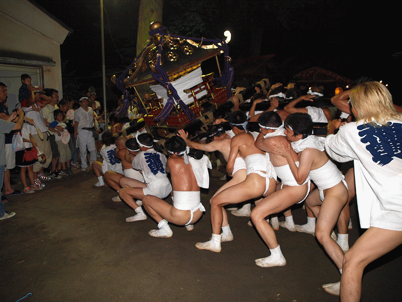 観客の前で神輿揉み