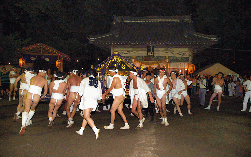 旋回する荒神輿
