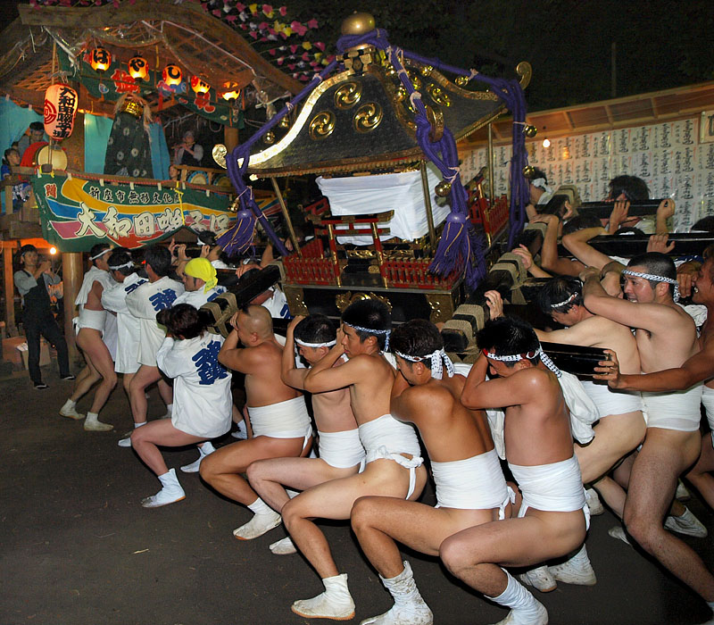 大和田囃子の前で神輿練り