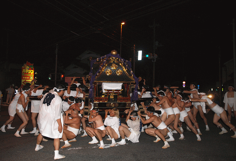 左右に大きく傾く神輿揉み