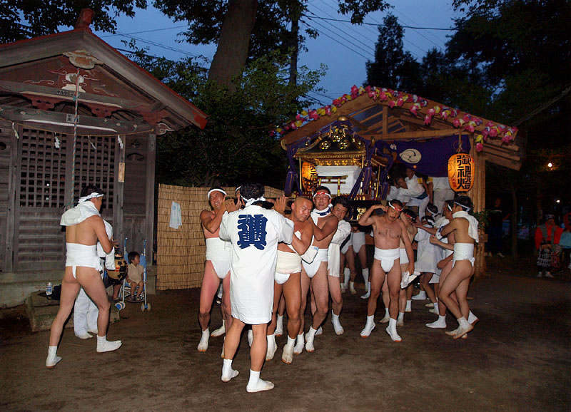 御仮屋を出発する神輿