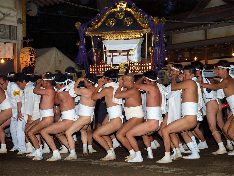 神前で神輿揉みを奉納