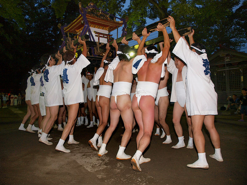 境内での神輿差し