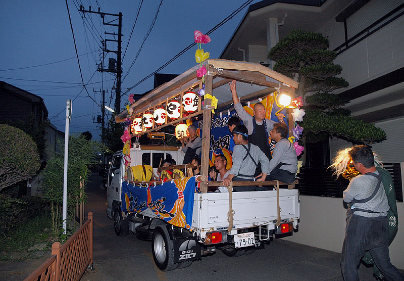 神輿を先導する大和田囃子の車