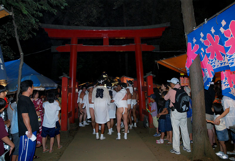 赤鳥居を通過する神輿 21:02