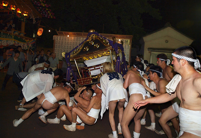左の先棒が潰れた神輿