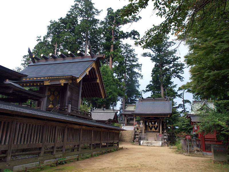 武蔵御嶽神社本殿(左)と旧本殿(奥)