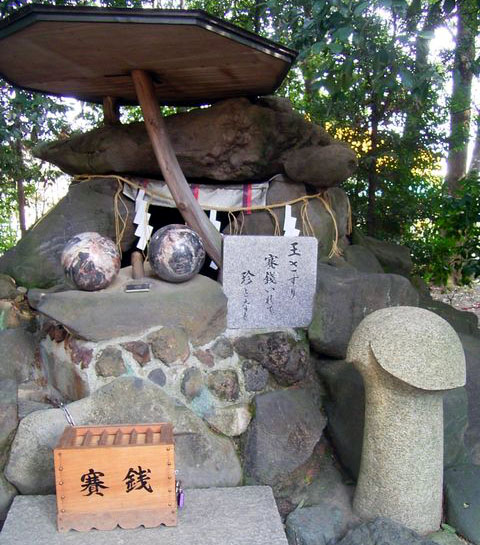 田県神社境内の一角にある珍宝窟