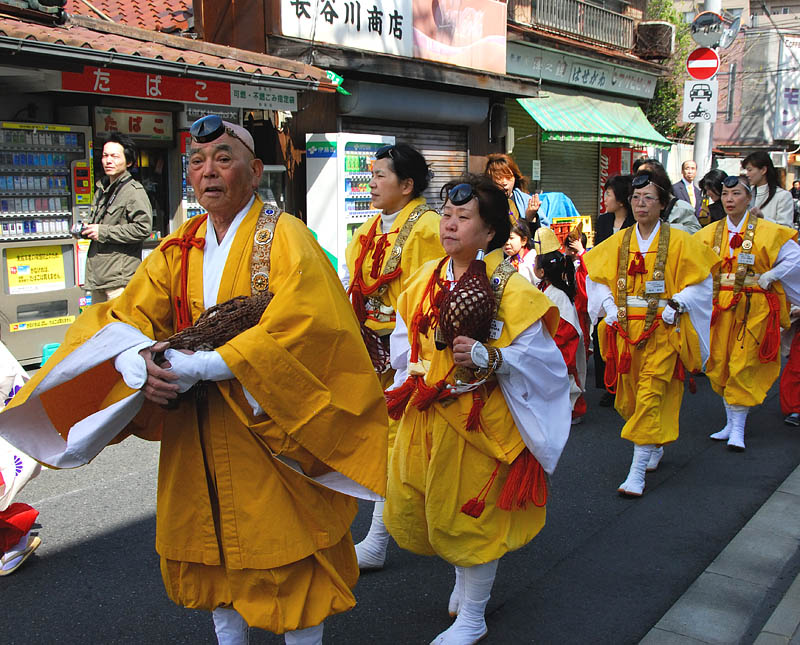 市中を行く山伏たち