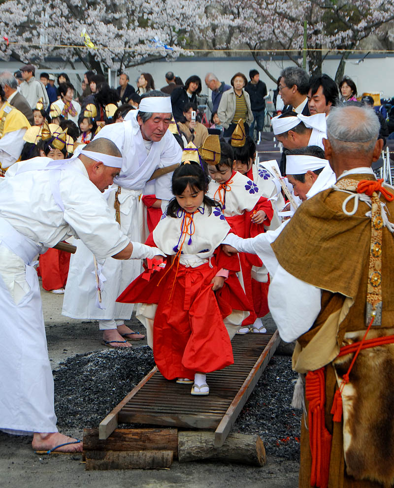 稚児の火渡り