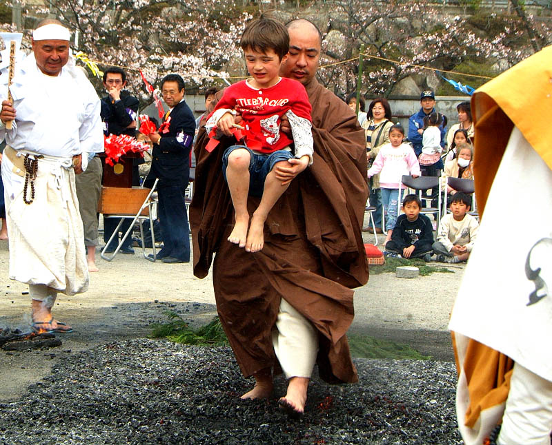 外人の子も抱っこで火渡り