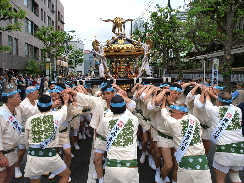 弥生会による御本社神輿の宮出し