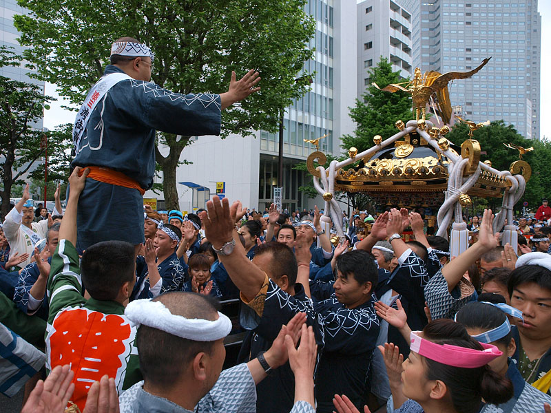 ビルの谷間で一本締め / 湊三丁目