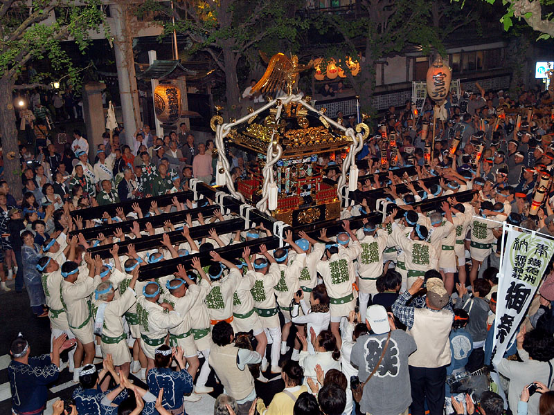 宮前で御本社の神輿差し