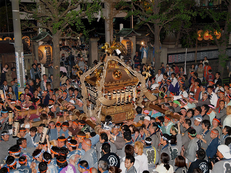 宮前から御仮屋に向かう宮元神輿
