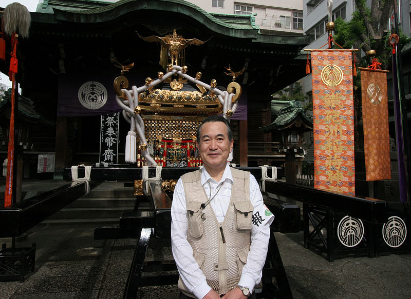御本社神輿の前で