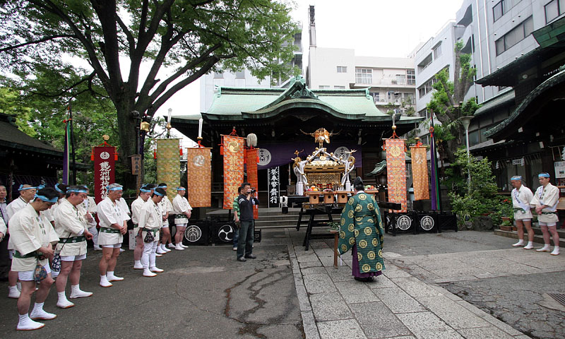 中川文隆宮司による御本社神輿のお祓い