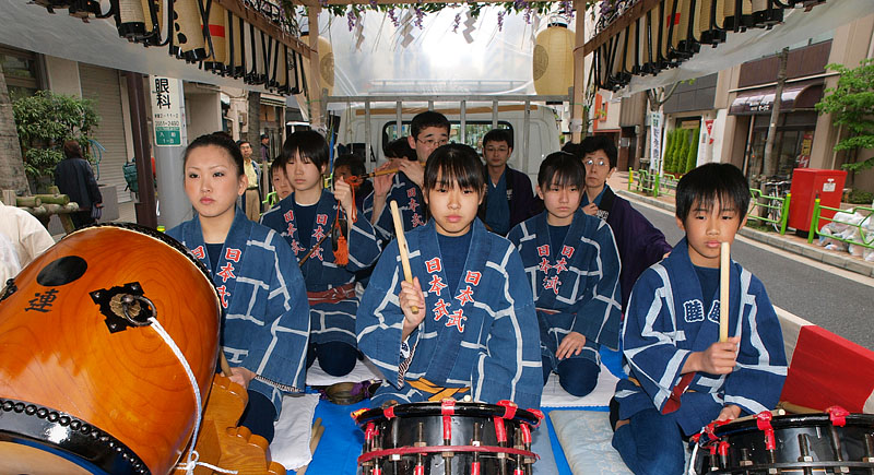 渡御を先導するお囃子車
