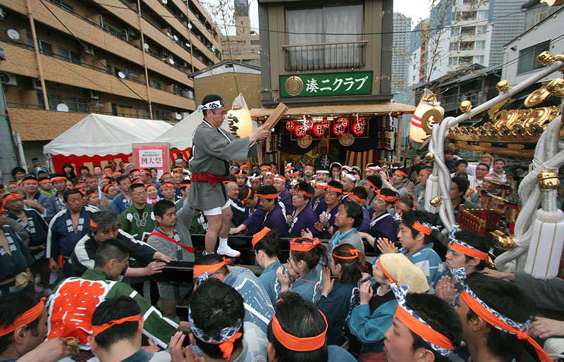 御神酒所の前で木入れ/宮元(湊一丁目・湊二丁目)