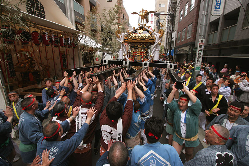 御神酒所の前で神輿差し