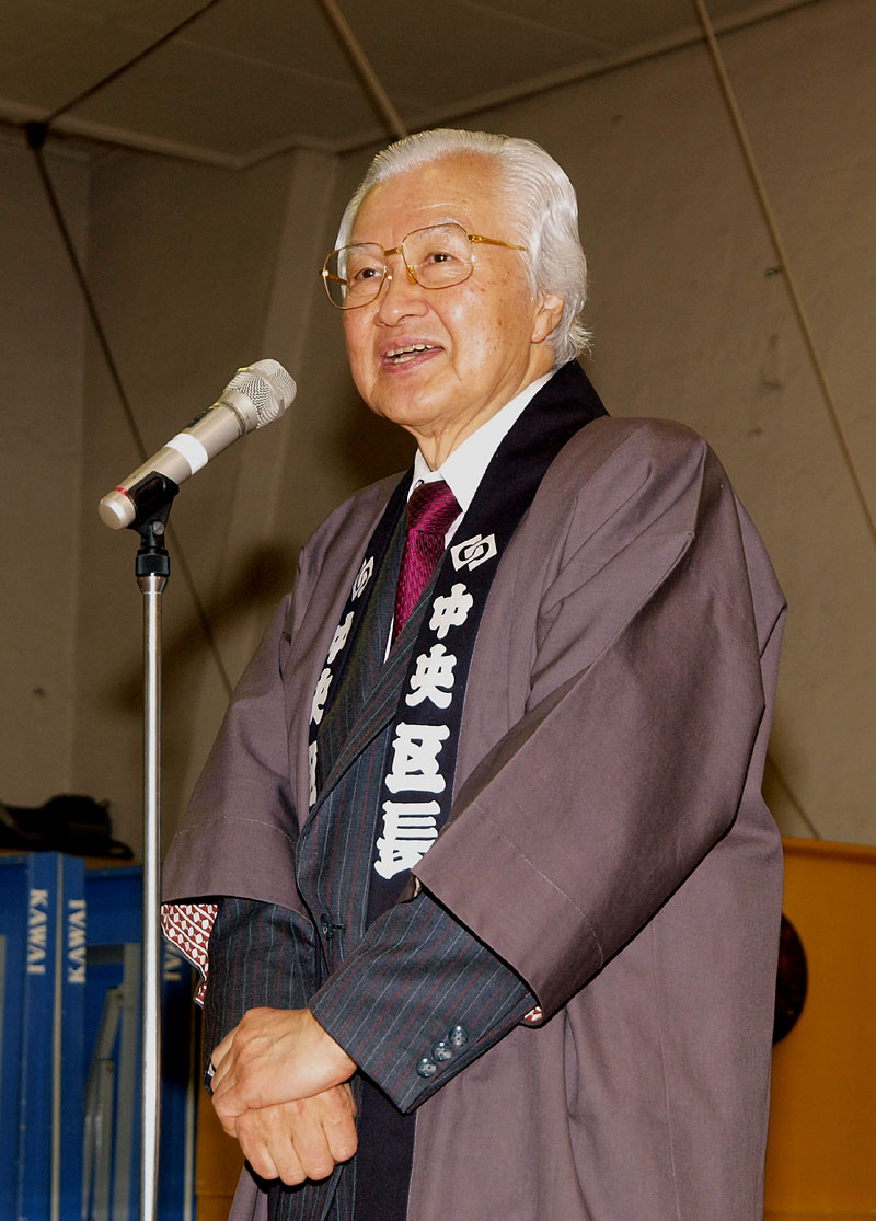 区長の半纏を羽織って挨拶する矢田美英中央区長