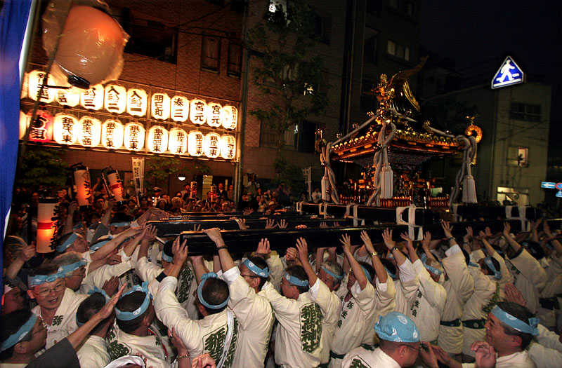 各町の提灯の前で神輿差し