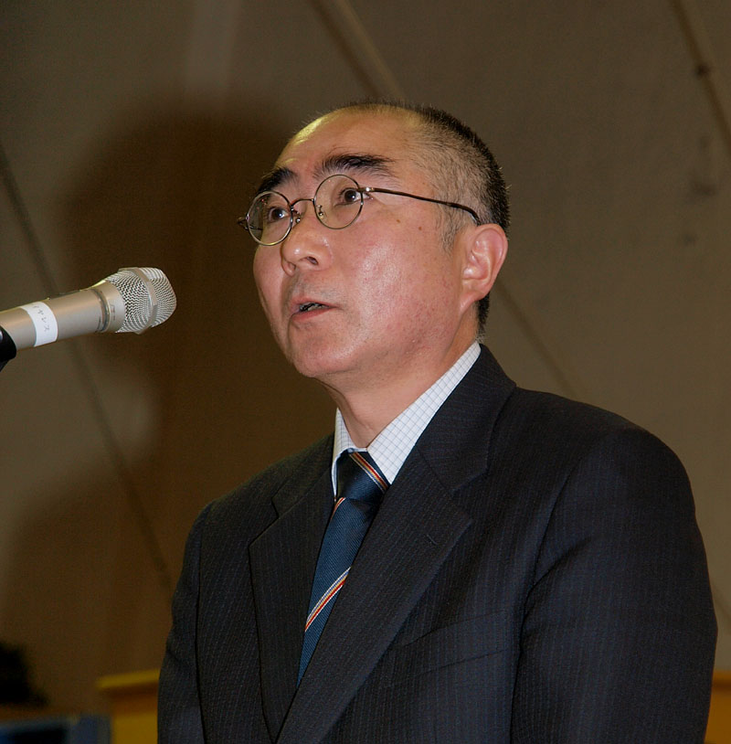 背広姿の中川文隆宮司